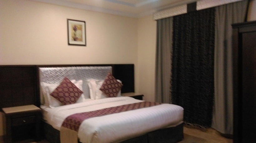 Imagen de la habitación del Hotel La Fontaine Sarat Ronas Suites. Foto 5