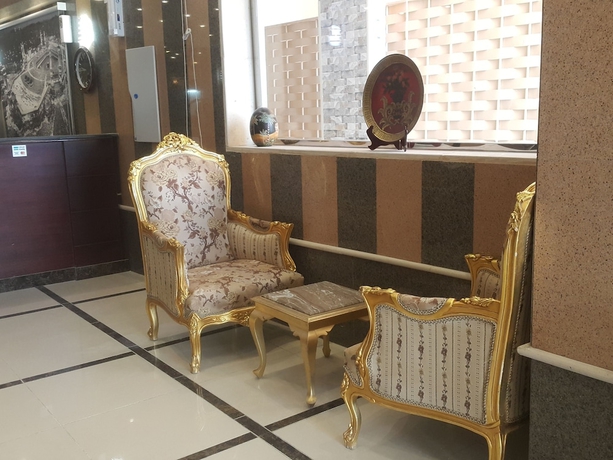 Imagen del bar/restaurante del Hotel La Fontaine Sarat Ronas Suites. Foto 2