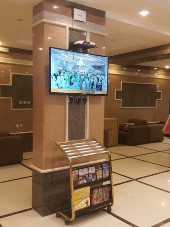 Imagen del bar/restaurante del Hotel La Fontaine Sarat Ronas Suites. Foto 3