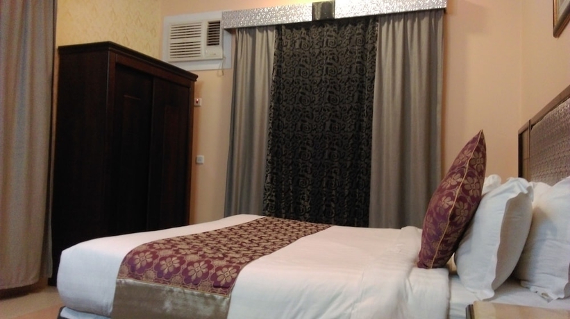 Imagen de la habitación del Hotel La Fontaine Sarat Ronas Suites. Foto 8