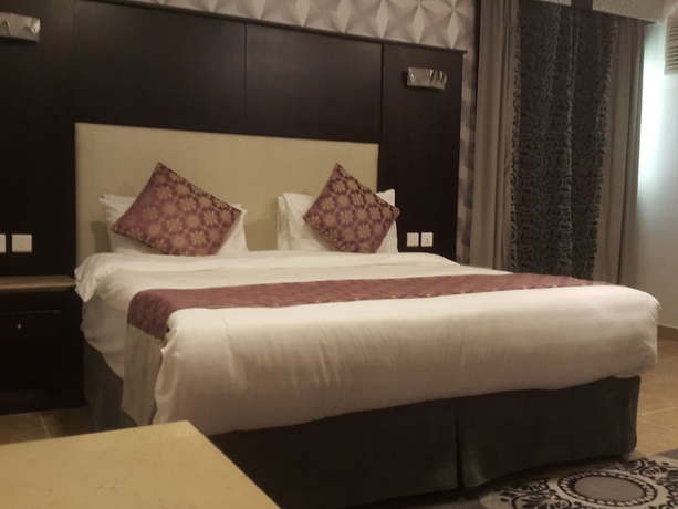 Imagen de la habitación del Hotel La Fontaine Sarat Ronas Suites. Foto 12