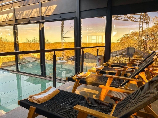 Imagen de la piscina del Hotel La For&ecirc;t Caba&ntilde;as Boutique. Foto 13