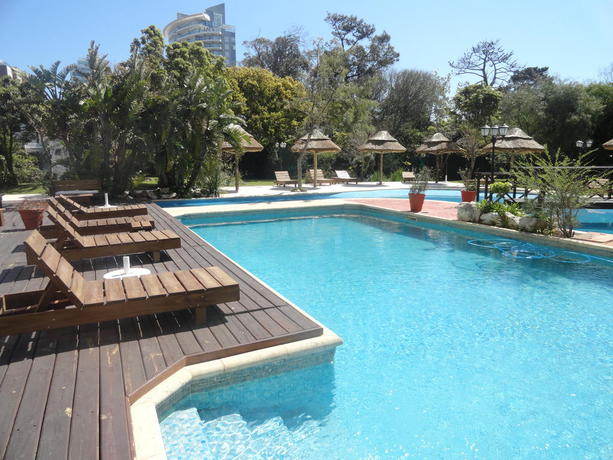 Imagen de la piscina del Hotel La Foret. Foto 13