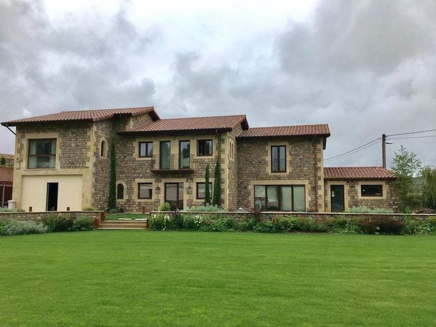 Imagen de los exteriores del Hotel La Fuentona De Santillana. Foto 9