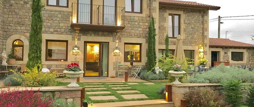 Imagen de los exteriores del Hotel La Fuentona De Santillana. Foto 10