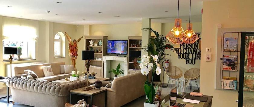 Imagen de los exteriores del Hotel La Fuentona De Santillana. Foto 11