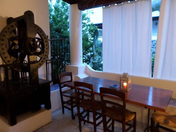 Imagen del bar/restaurante del Hotel La Giara Vulcano. Foto 2