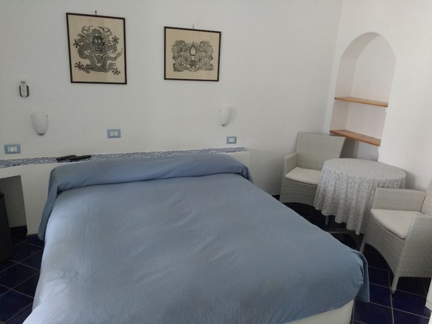 Imagen de la habitación del Hotel La Giara Vulcano. Foto 11