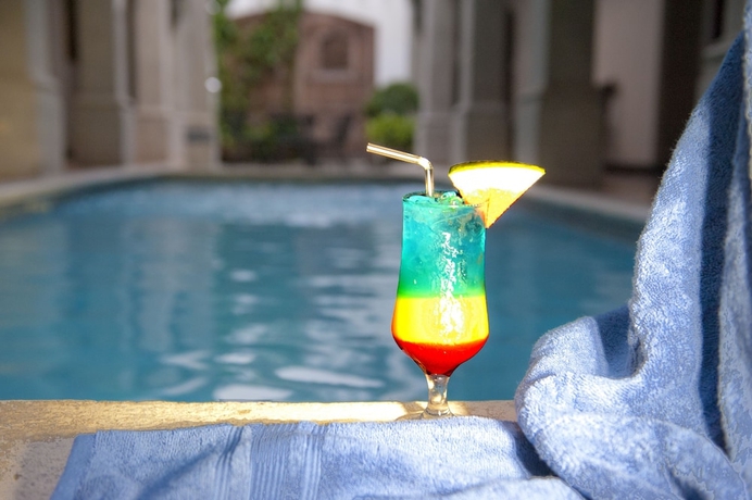 Imagen de la piscina del Hotel La Gran Francia. Foto 17