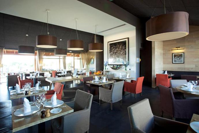 Imagen del bar/restaurante del Hotel La Gr&eacute;e Des Landes - Eco-Hotel Spa Yves Rocher. Foto 3