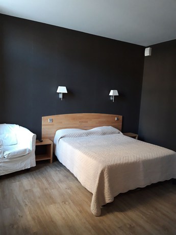 Imagen de la habitación del Hotel La Guimbarde. Foto 10