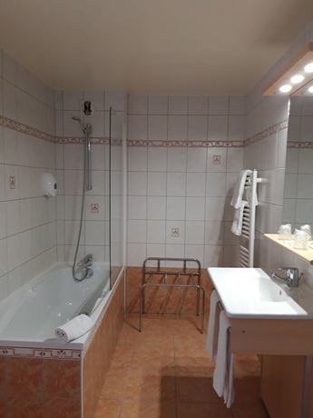 Imagen de la habitación del Hotel La Guimbarde. Foto 11