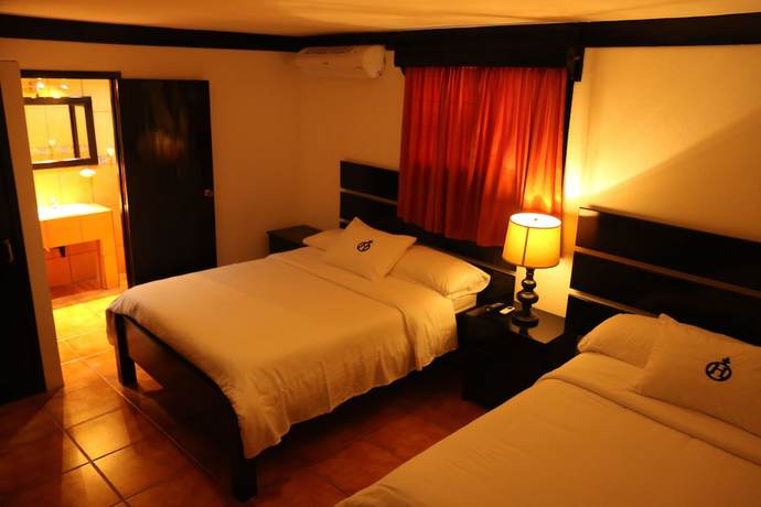 Imagen de la habitación del Hotel La Hacienda. Foto 12