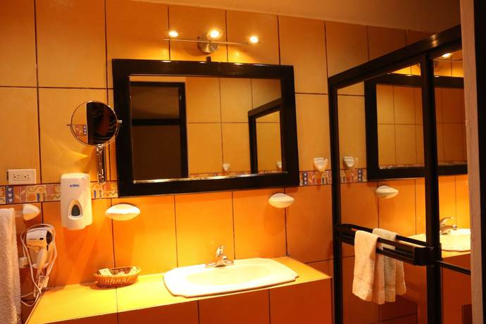 Imagen de la habitación del Hotel La Hacienda. Foto 18