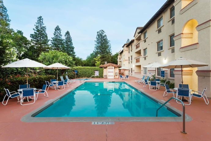 Imagen de la piscina del Hotel La Hacienda San Jose Silicon Valley. Foto 15