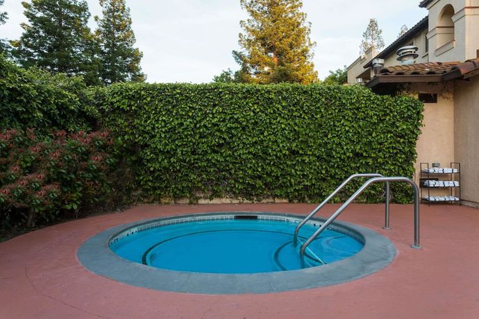 Imagen de la piscina del Hotel La Hacienda San Jose Silicon Valley. Foto 16
