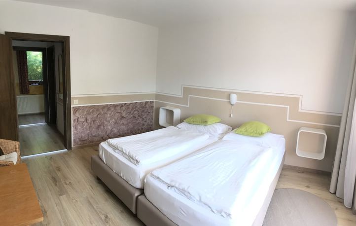 Imagen de la habitación del Hotel La Irmania Pension. Foto 12