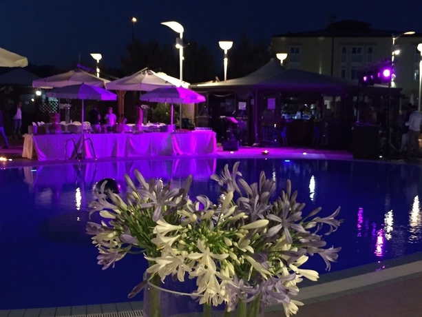 Imagen de la piscina del Hotel La Isla Resort, Pontecagnano Faiano. Foto 19