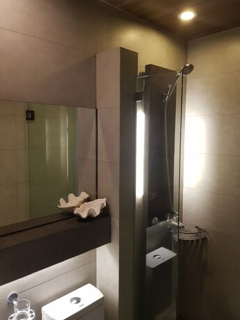 Imagen de la habitación del Hotel La Jenns Hotel And Resto Grill. Foto 4