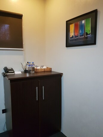 Imagen de la habitación del Hotel La Jenns Hotel And Resto Grill. Foto 11