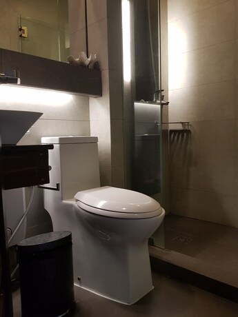 Imagen de la habitación del Hotel La Jenns Hotel And Resto Grill. Foto 16