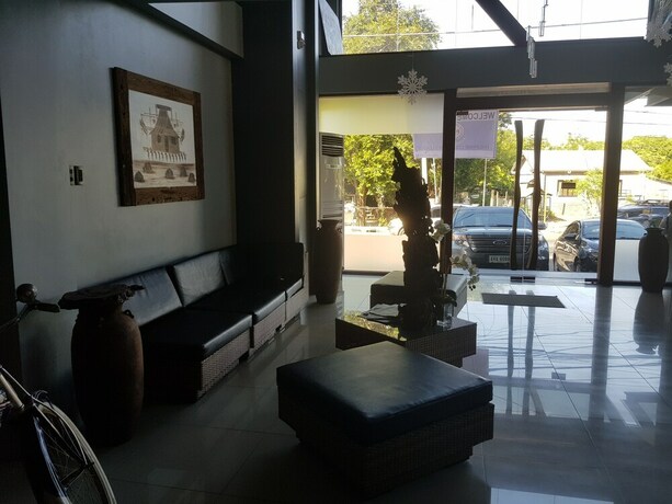 Imagen de los interiores del Hotel La Jenns Hotel And Resto Grill. Foto 17