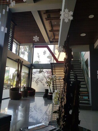 Imagen de los interiores del Hotel La Jenns Hotel And Resto Grill. Foto 18