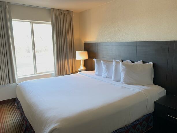 Imagen de la habitación del Hotel La Junta Inn. Foto 17