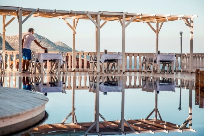 Imagen de la piscina del Hotel La Kumsal. Foto 16