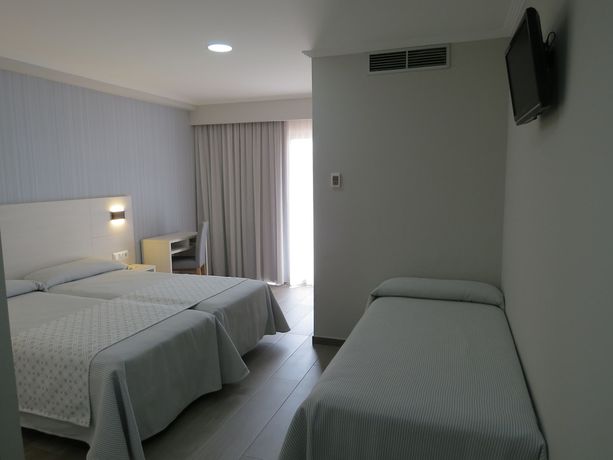 Imagen de la habitación del Hotel La Lanzada. Foto 3