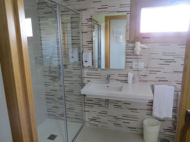 Imagen de la habitación del Hotel La Lanzada. Foto 13