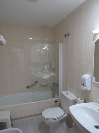 Imagen de la habitación del Hotel La Lanzada. Foto 14