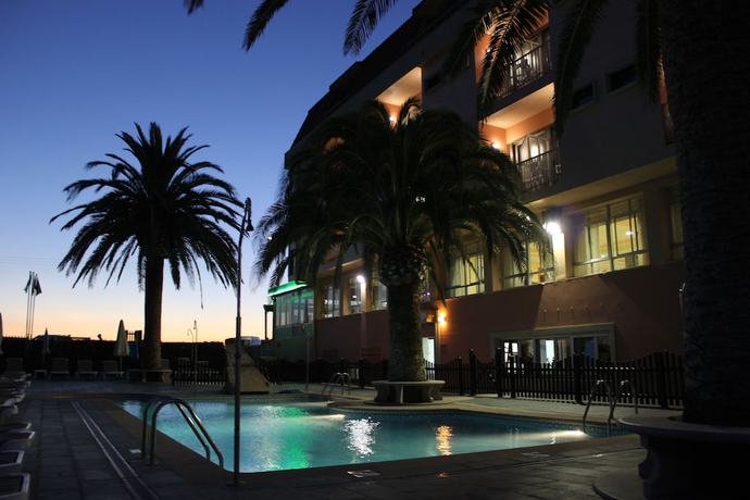 Imagen de la piscina del Hotel La Lanzada. Foto 20