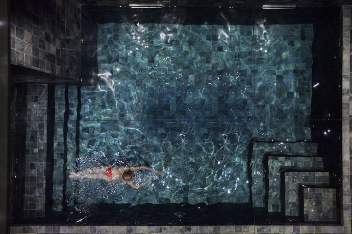 Imagen de la piscina del Hotel La Licorne and Spa Troyes MGallery. Foto 16