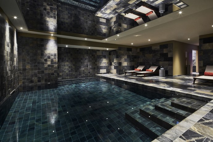 Imagen de la piscina del Hotel La Licorne and Spa Troyes MGallery. Foto 17