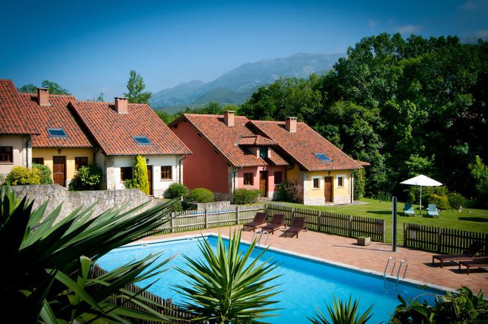 Imagen de la piscina del Hotel La Lluriga. Foto 13