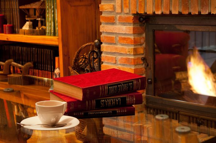 Imagen de los interiores del Hotel La Lluriga. Foto 10