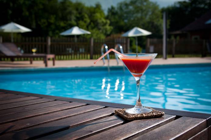 Imagen de la piscina del Hotel La Lluriga. Foto 14