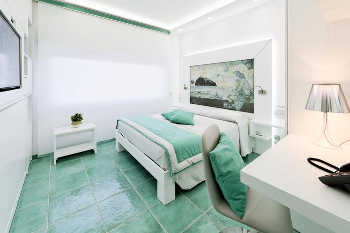 Imagen de la habitación del Hotel La Madegra Sea Suite. Foto 3