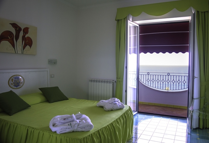 Imagen de la habitación del Hotel La Madonnina, Ischia. Foto 8