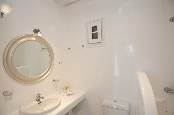 Imagen de la habitación del Hotel La Maison Blanche, Agios Stefanos. Foto 2