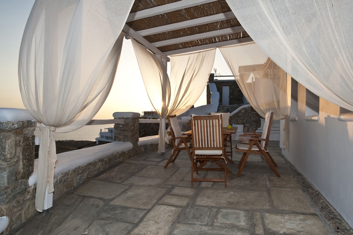 Imagen de los exteriores del Hotel La Maison Blanche, Agios Stefanos. Foto 15