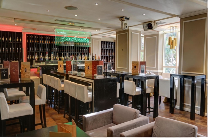 Imagen del bar/restaurante del Hotel La Maison Blanche, Tunis. Foto 4