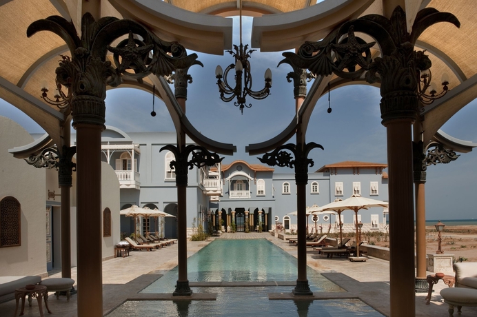 Imagen de la piscina del Hotel La Maison Bleue. Foto 16