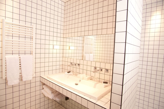 Imagen de la habitación del Hotel La Maison Champs Elysées. Foto 3