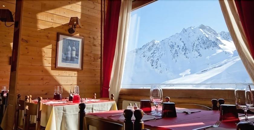 Imagen del bar/restaurante del Hotel La Mandia. Foto 5