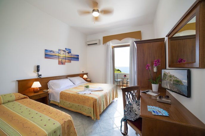 Imagen de la habitación del Hotel La Mandorla. Foto 10