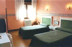 Imagen de la habitación del Hotel La Marina. Foto 5
