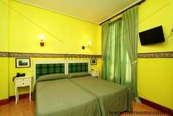 Imagen de la habitación del Hotel La Marina. Foto 6