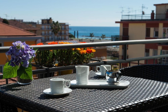 Imagen general del Hotel La Marina Mhotelsgroup. Foto 5